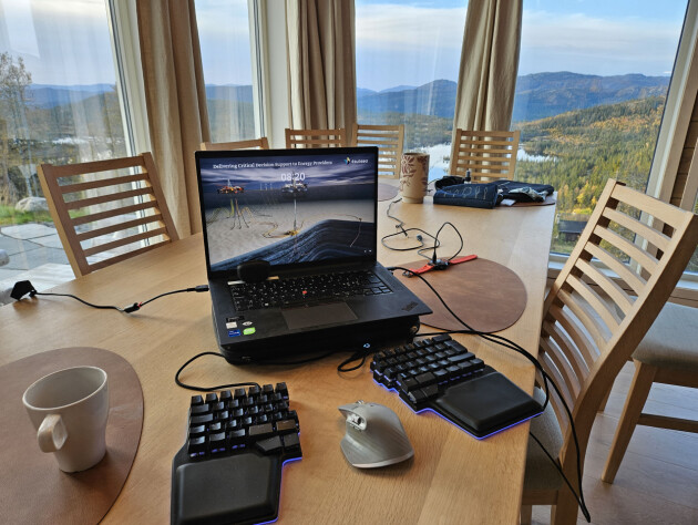 'Det går ikke alltid an å drasse på alt mulig, men tastatur og mus reiser jeg ikke uten. Noen dager skal jeg klare meg med Sony ørepropper. Tastaturet kommer med en solid reiseveske. Kontorstolen har foreløpig fått bli i bagasjerommet, siden jeg er med en kompis på hyttekontoret hans ville jeg ikke fremstå særere enn nødvendig.' 📸: Privat