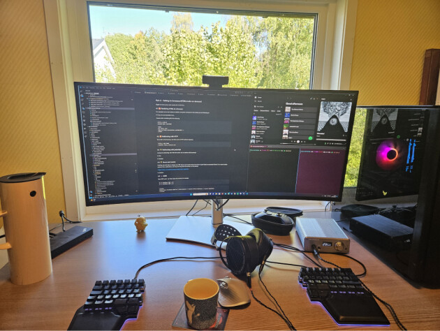 'Skjermen ser bare rund ut på bilder, den oppleves helt flat når jeg sitter foran den. Psyduck minner meg om at det er helt greit å bli frustrert av programvare.' 📸: Privat