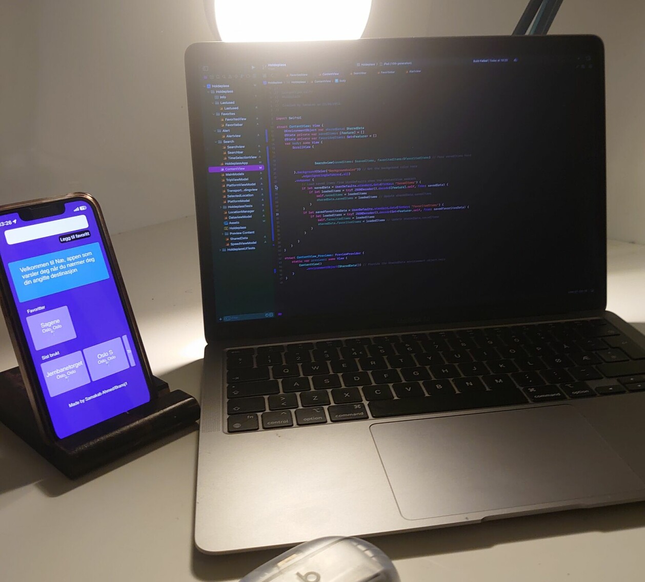 Her er oppsettet til Samakab Said Ahmed, en MacBook air fra 2020 som har 16gb i minne og m1 prosessor med Sonoma. Til å lage apper bruker han Xcode. 📸: Privat