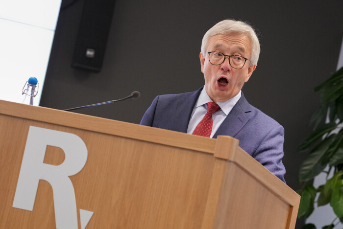 - Dette kan gå utover pasientsikkerheten og er en belastning for de ansatte. Det er kritikkverdig, sier riksrevisor Karl Eirik Schjøtt-Pedersen. 📸: Javad Parsa / NTB