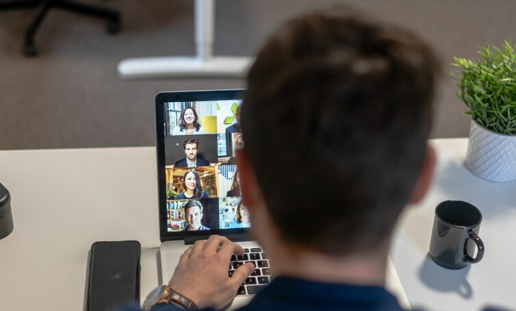 Pass på hva du deler på skjermen i Teams-møtet! 📸: Maxime, Unsplash
