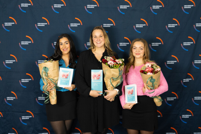 Vinner Ingrid Guren fra NRK i midten, sammen med finalistene Amina Brenneng og Ingrid-Alice Bløtekjær, begge utviklere i Bouvet. 📸: Martin Suarez (Whydentify)