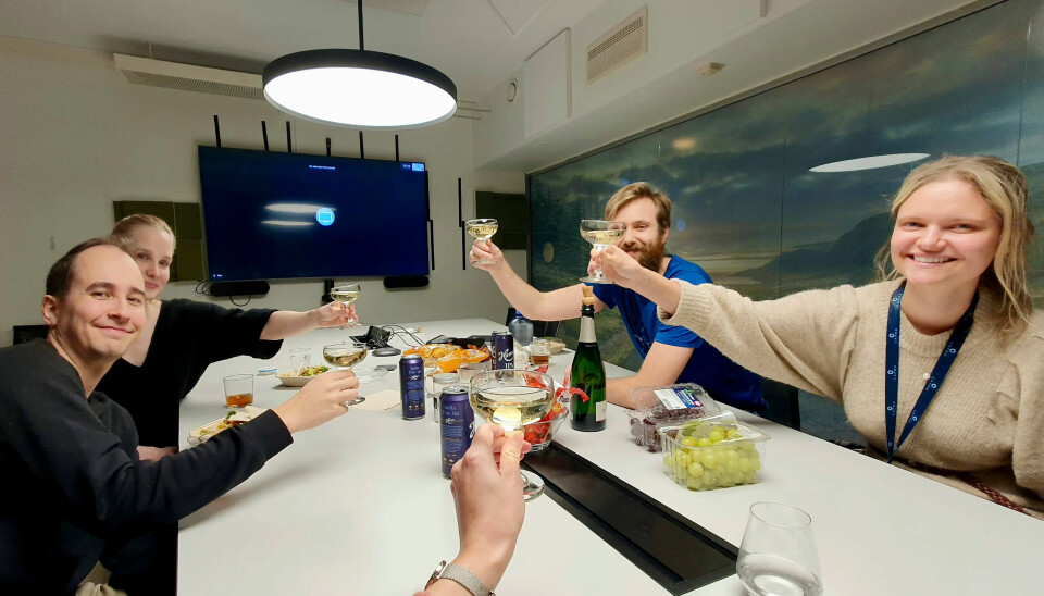 Håkon Tørnquist, Ingrid Domben, Julian Jark, Malin Aandahl og Camilla Marie Dalan (bak kameraet) skåler etter å ha tatt nettsidene deres fra Gatsby til Remix. 📸: Privat