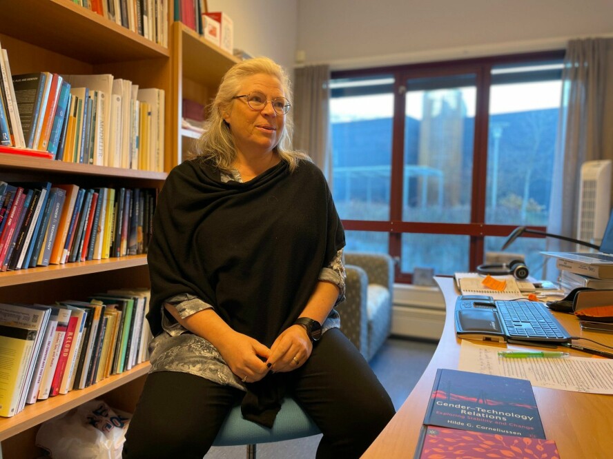 - Jeg kaller det 'strafferunde for jenter', det at de ikke har blitt fanget opp tidligere, men at de gjerne sent i utdanningsløpet oppdager at det er IT de ønsker å studere, sier Hilde G. Corneliussen, forskingsleder i teknologi og samfunn ved Vestlandsforsking.📸: Kristin Forland, Sogn Avis