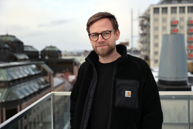 Sindre Lindstad lager den halvautomatiske podcasten Mandagsrådet, både som en protest mot NRK, men også som et morsomt eksperiment med AI. 📸: Privat