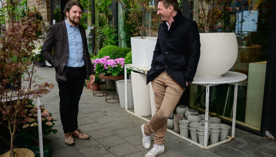 Anders Snellingen i prat med Bjørn Frode Kvernstuen, Java CTO fra våren 2021. Foto: Fartein Rudjord
