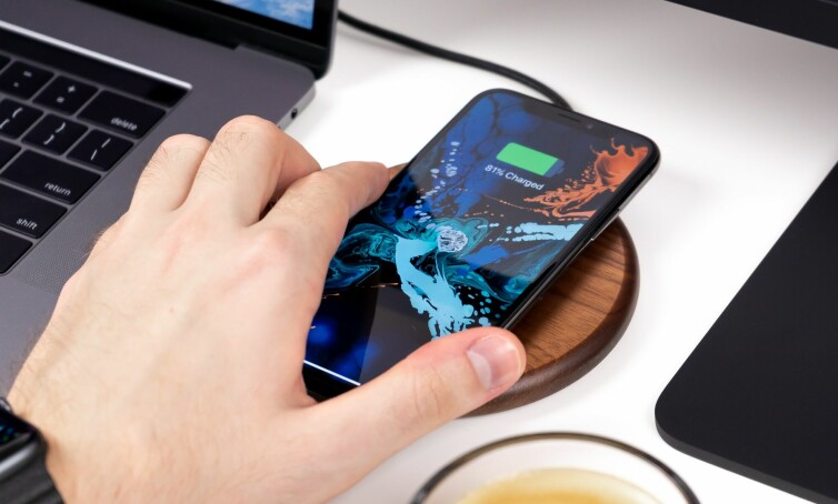 Det kreves like mye strøm å lade opp telefonen én gang, som å generere et bilde ved hjelp av den minst effektive AI-modellen. 📸: Photo by Daniel Korpai, Unsplash