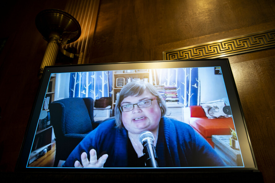 Joan Donovan, som var ederen for en gruppe som skulle forske på Facebook-dokumenter ved Harvard, hevder hun fikk munnkurv etter at Mark Zuckerberg donerte penger til skolen. Her vitner hun for det amerikanske senatet i 2021. 📸: Al Drago/Pool Photo via AP, File
