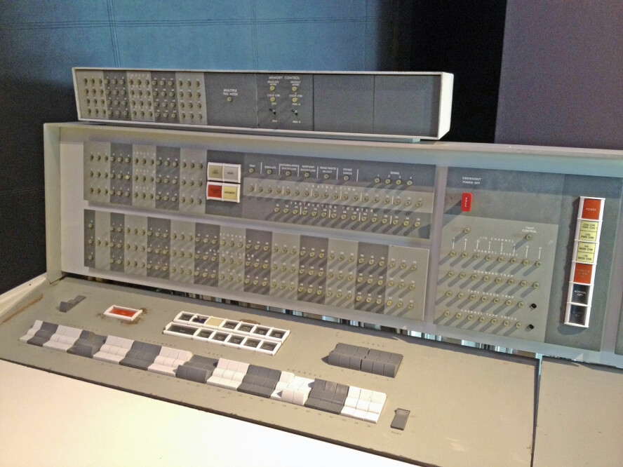 Joseph Weizenbaum skrev ELIZA i MAD-SLIP for CTSS på en IBM 7094-datamaskin, ifølge Wikipedia. 📸: Arnold Reinhold / CC BY-SA 3.0 DEED /Wikicommons