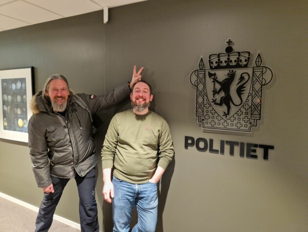 Her blir Stefan A. Engelien fotobombet av selveste kode24-trynet Johannes Brodwall. 📸: Privat
