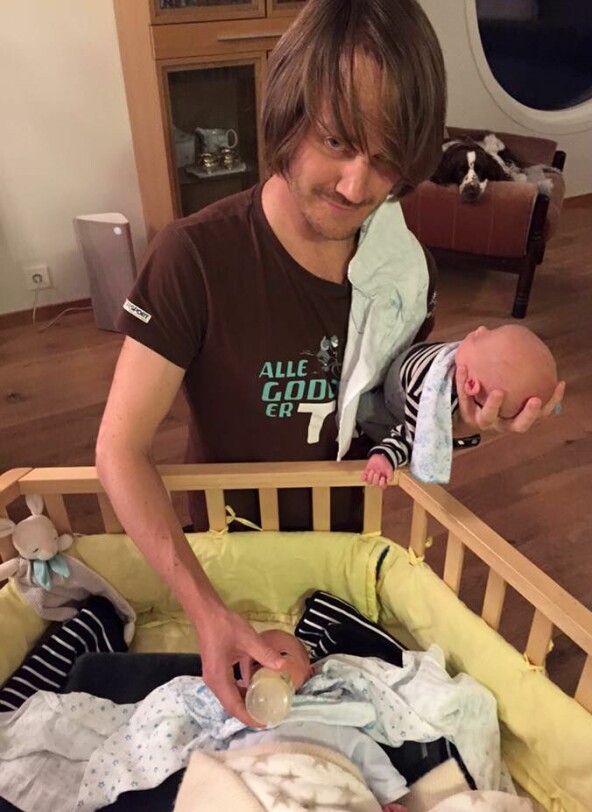 Henrik Holum er småbarnspappa, og må stå opp tidlig enten han vil eller ikke. 📸: Privat