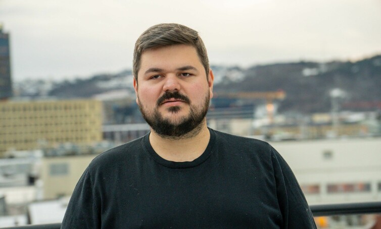 Christian Thon er IKT-rådgiver i Norges Blindeforbund, og opplever at mange ganske grunnleggende HTML-feil kan forringe brukeropplevelsen for blinde og svaksynte. 📸: Simen A. W. Olsen i Bjerk