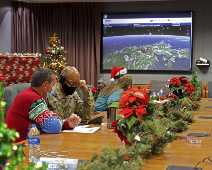 Norad får hjelp av rundt 1100 frivillige fra hele verden som skal besvare anrop fra et dedikert operasjonssenter i Colorado Springs i julen.📸: Chuck Marsh/Department of Defense/AP/NTB.