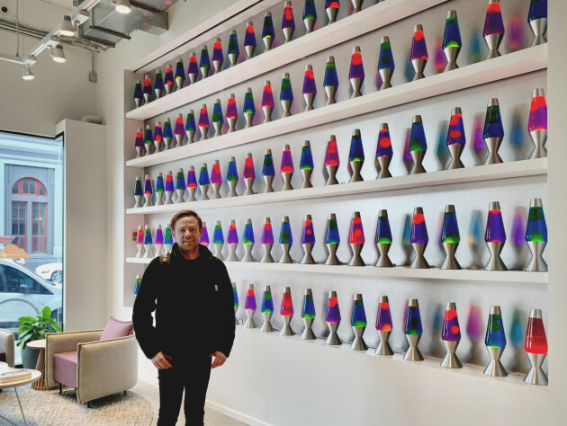Sindre Lindstad, her foran lavalampene hos Cloudflare, som sørger for tilfeldige tall som faktisk er tilfeldige. 📸: Privat