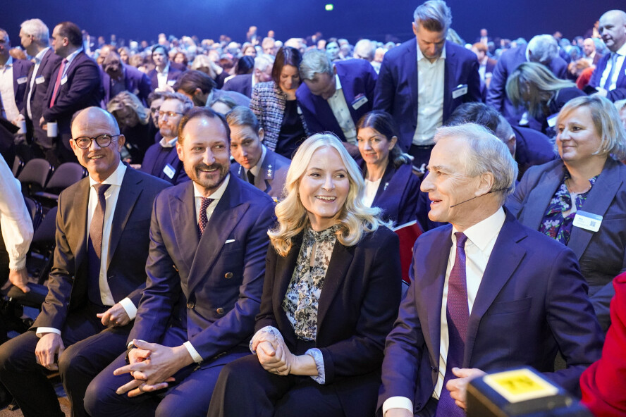 Administrerende direktør i NHO Ole Erik Almlid, Kronprins Haakon, Kronprinsesse Mette-Marit og statsminister Jonas Gahr Støre (Ap) under Næringslivets Hovedorganisasjons årskonferanse i Oslo Spektrum, hvor de heia noe voldsomt på AI. 📸: Terje Pedersen / NTB