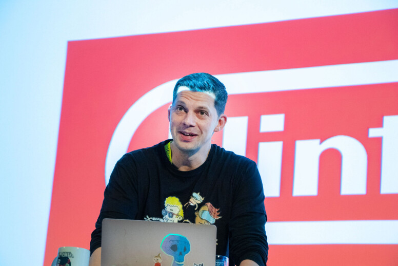 David Skaufjord innser at nettet aldri har vært bedre, rent teknisk, men savner hvordan det var da han selv var ungdom. Her fra sin jobb som quizholder på kode24-dagen 2.0. 📸: Kurt Lekanger