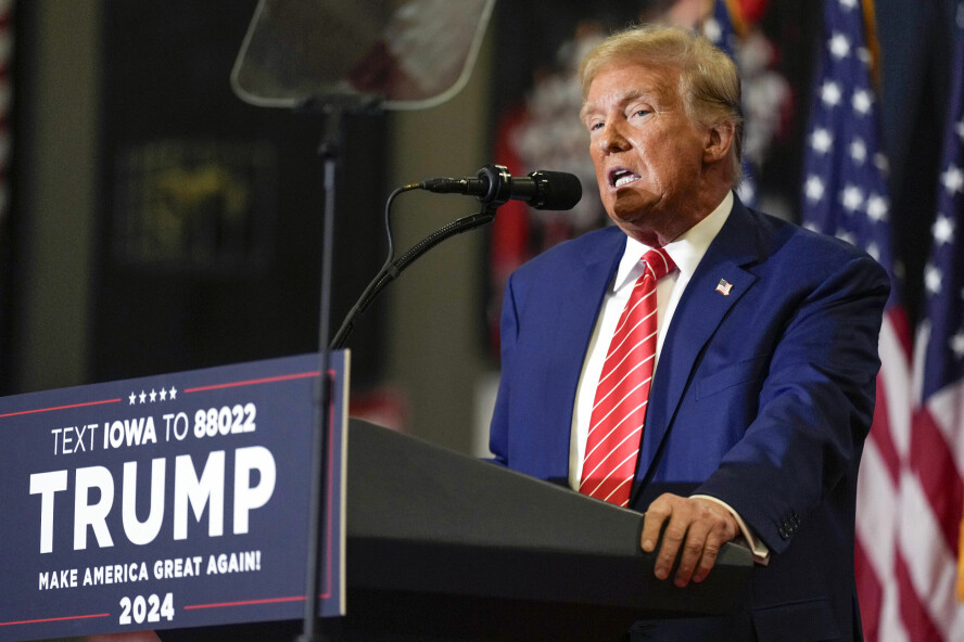 Donald Trump fastholder fortsatt at han ble frastjålet valget i 2020. Desinformasjon og desinformasjon preger også innledningen til den amerikanske valgkampen i 2024. OpenAI sier de vil hindre at det lages kunstige videoer av kandidater som sier ting de aldri har sagt. 📸: Charlie Neibergall/AP/NTB