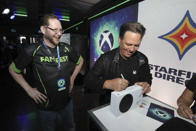 Phil Spencer signerer en Xbox på Xbox FanFest i fjor. Nå må han si hadet til 1.900 kolleger. 📸: AP / NTB