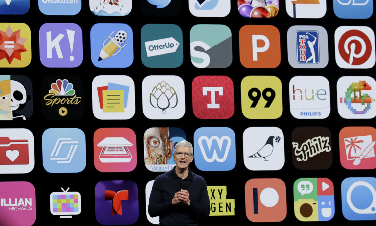 Nå åpner Apple opp for andre app-butikker i EU/EØS. Illustrasjonsfoto fra en presentasjon Apple-sjef Tim Cook holdt på en utviklerkonferanse for en tid tilbake. 📸: NTB / AP / Marcio Jose Sanchez