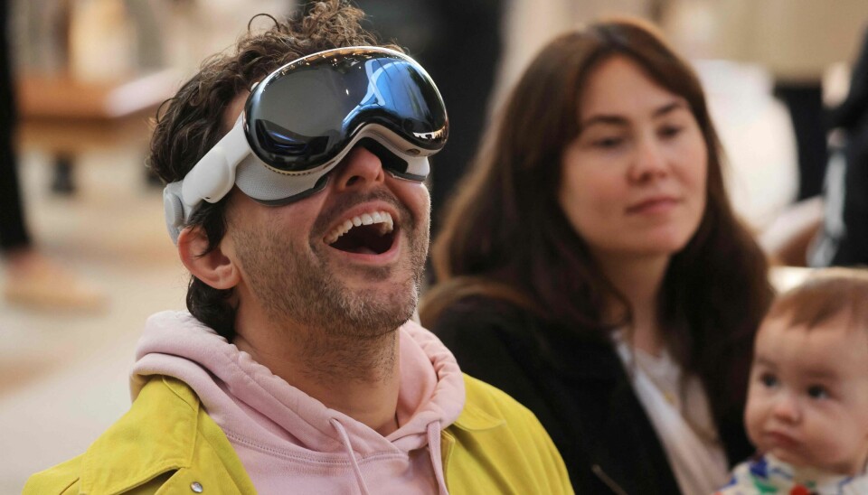En kunde prøver Apple Vision Pro i en Apple-butikk i Los Angeles. Nå kan du lager apper for dem i React Native. 📸: AFP / NTB
