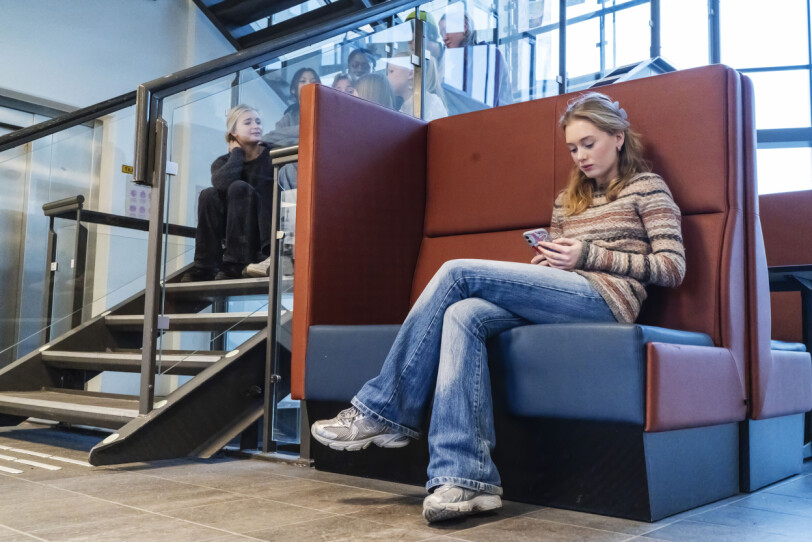 Myndighetene anbefaler at mobilen holdes utenfor skolen. 📸: Gorm Kallestad / NTB