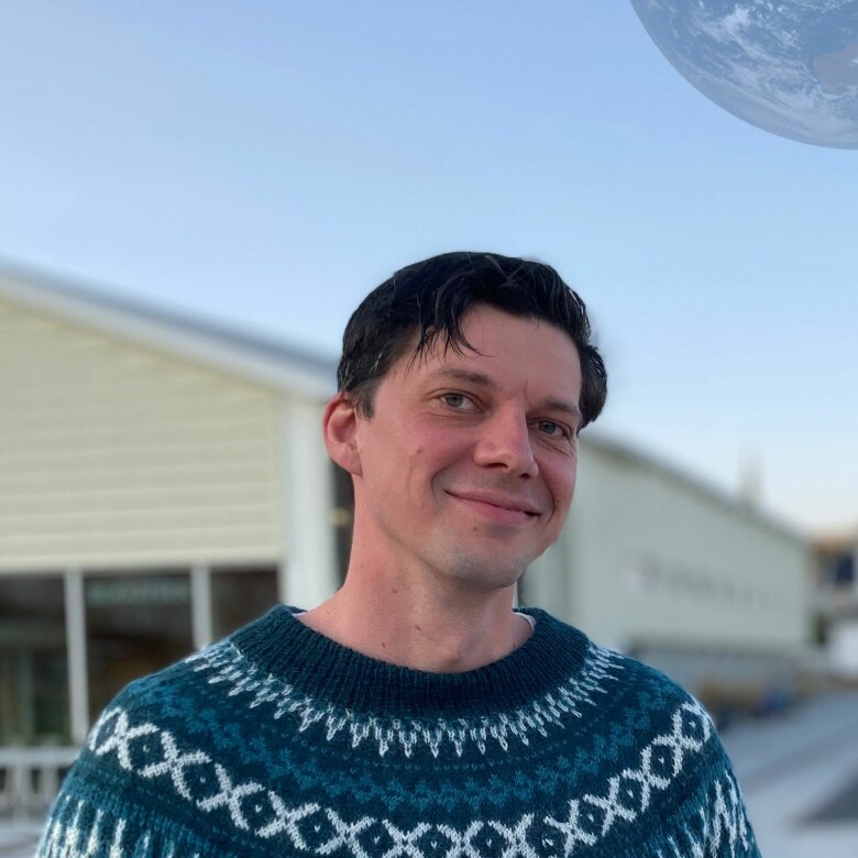 – Når det riktig sesong og vær, er jeg ute på jordene mine eller jakter i skogen — og når det ikke er det, er jeg på fjøset og skriver, lager musikk eller programmerer, forteller David Skaufjord i serien Mine Verktøy. 📸: Privat