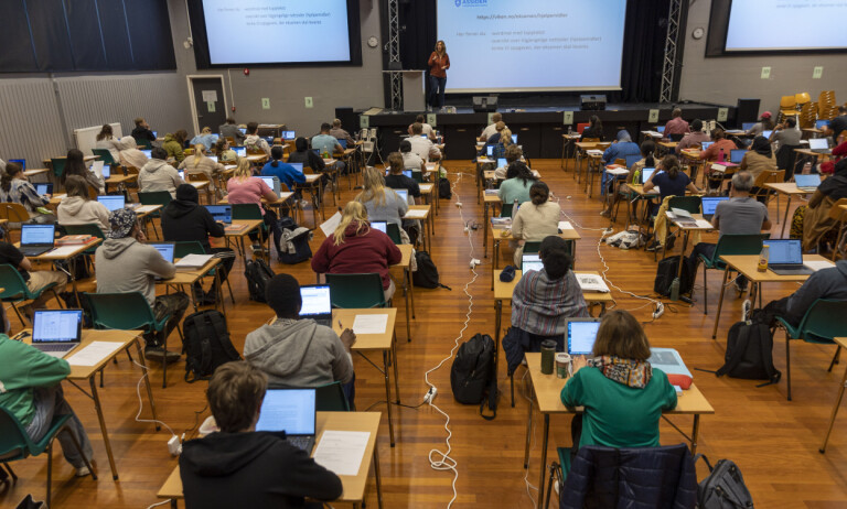 Du trenger ikke internett for å bruke AI til å jukse på eksamen. Nå foreslår Utdanningsdirektoratet endringer i eksamensordningen. 📸: Frederik Ringnes / NTB