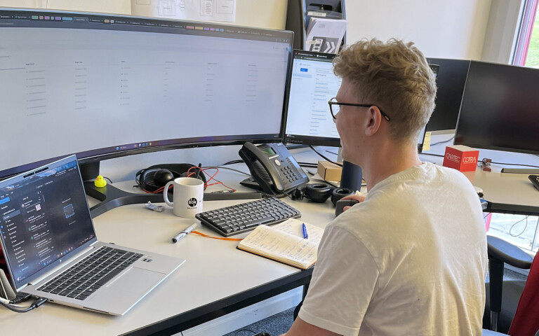 Stian Grimsrud likte IT som valgfag på videregående så godt at han bestemte seg for å bli utvikler. Nå har han en master og utviklerjobb i Sveits. 📸: Privat
