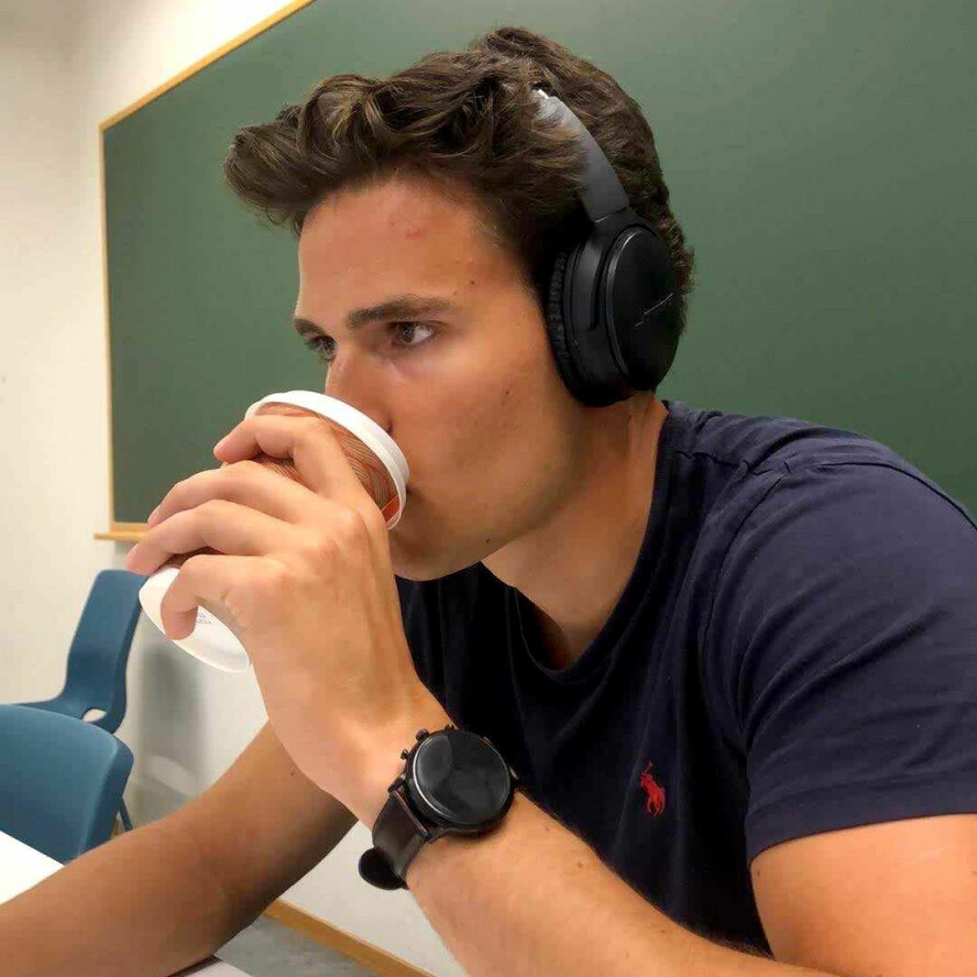 'Det ultimate målet var å se om mine venner og familie kunne skille mellom å chatte med AI-en og den ekte meg' skriver Sondre Sørbye. 📸: Privat