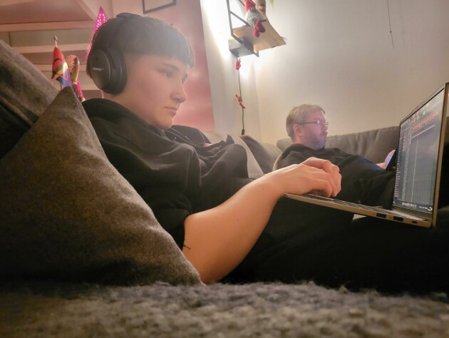 Mitt typiske og veldig minimale oppsett når jeg jobber på laptoppen. Min kjære gamerpappa er i bakgrunnen.