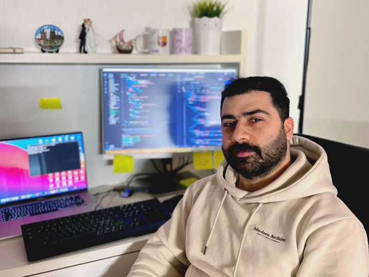 Jwan Mohammad kom til Norge fra Syria for bare syv år siden, men gjør intervjuet med kode24 på imponerende norsk over telefon fra Kristiansand, hvor han oppdaga hullet i CVideo da han selv skulle søke på en jobb i systemet. 📸: Privat