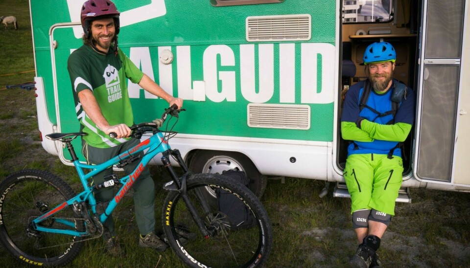 Bjørn Jarle Kvande (sittende til høyre) lager tjenesten Trailguide.net sammen med Peter Seidl. 📸: Privat