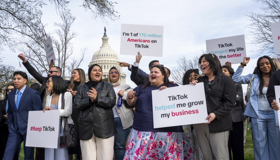 TikTok-fans utenfor the Capitol i Washington, i protest mot prosessen mot appen. 📸: AP / NTB / J. Scott Applewhite