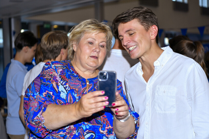 Høyres partileder Erna Solberg sammen med Unge Høyres leder Ola Svenneby på Unge Høyres valgvake på Høyres hus i Oslo. 📸: Rodrigo Freitas / NTB