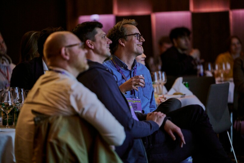 Her sitter kode24-Jørgen, David Skaufjord og meg på kode24-dagen, hvor de gamle hackerne fortalte om hvor kjipt internett har blitt. De har delvis rett. 📸: Shawn Arvind