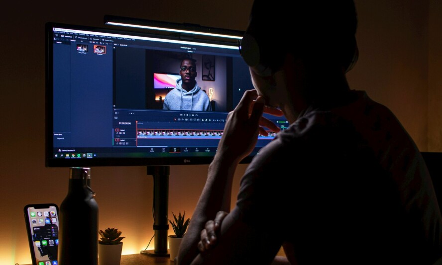 Bruker du AI til å lage Youtube-videoer? Nå må de merkes. 📸: Nubelson Fernandes / Unsplash