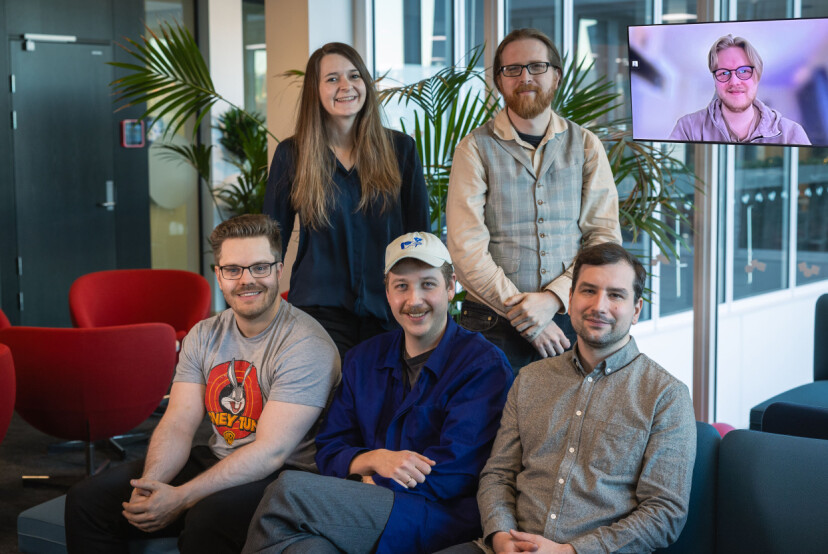 Teamet bak Designsystemet. Øverst fra venstre: Marianne Røsvik (Digdir, Produkteier), Roy Halvor Frimanslund (Brukskvalitetsansvarlig og UX-Lead i Brønnøysundregistrene).
Nederst fra venstre: Øyvind Thune (Digdir, Design og Frontend), Lasse Febakke Straum (Digdir, Design Lead), Michael Marszalek (Tech Lead, Digdir, innleid fra Olavstoppen).
På skjerm: Tobias Barsnes (Digdir, frontend-uvikler). 📸: Digdir