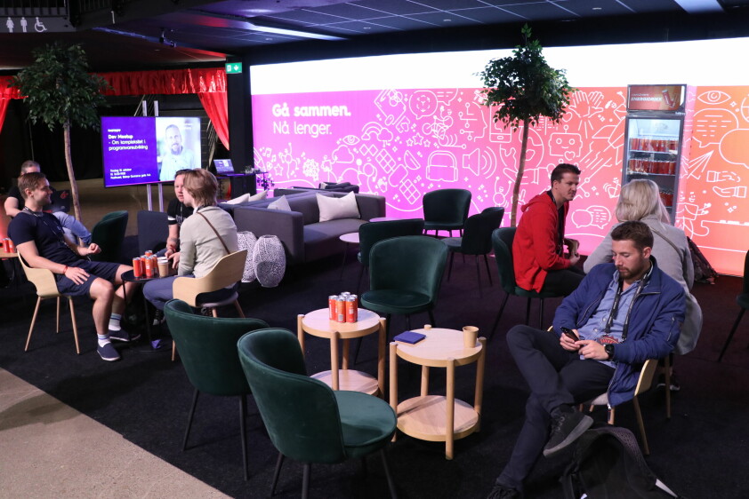 Sopra Steria bruker Accelerate-kursene som gulrot for å skaffe ansatte, men Tekna mener kompetanseheving bør skje mot betaling. Her fra Sopra Sterias stand på JavaZone 2023. 📸: Ole Petter Baugerød Stokke