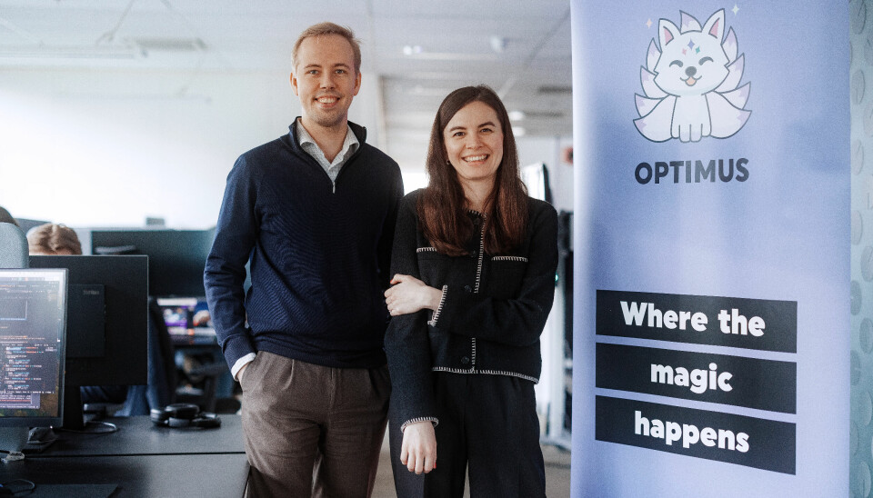 Lave skuldre, høy takhøyde og korte prosesser: Innovasjonsteamet Optimus jobber med hvordan AI brukes i Tripletex. Product Manager Christian Hammer og Development Manager Negina Mamadova viser frem slagordet for teamet, Where the magic happens.
