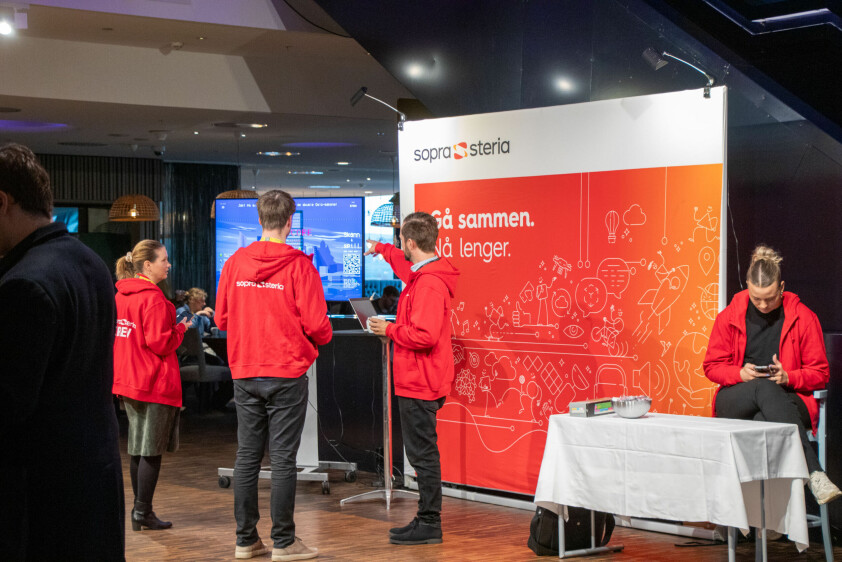 Sopra Steria-direktøren spurte de andre lederne om søkere burde på 'svarteliste' eller ikke. Her en Sopra Steria-stand på kode24-dagen 2.0 i fjor. 📸: Kurt Lekanger