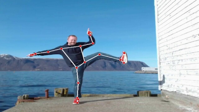 Her demonstrerer Tomas Hensrud Gulla Novacares satsing på koding med kroppspråk. 📸: Novacare