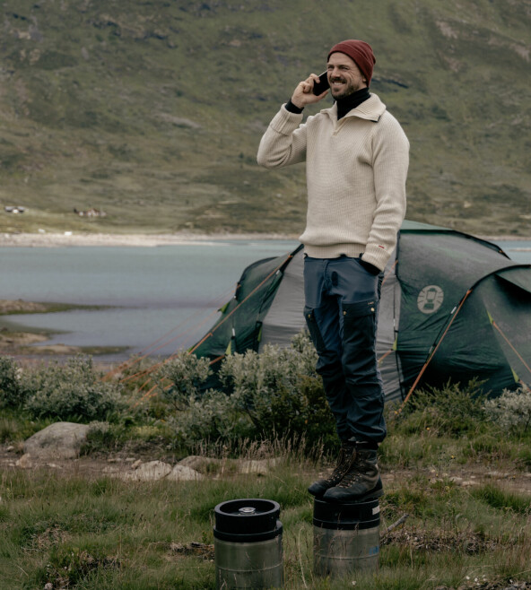 IT-konsulent i Jotunheimen som står på et ølfat skaper verdi for kunden! Artikkelforfatter Axel Holene jobber som 'daglig tilrettelegger' i det nyoppstartede konsulentbyrået kynd.no. 📸: Privat