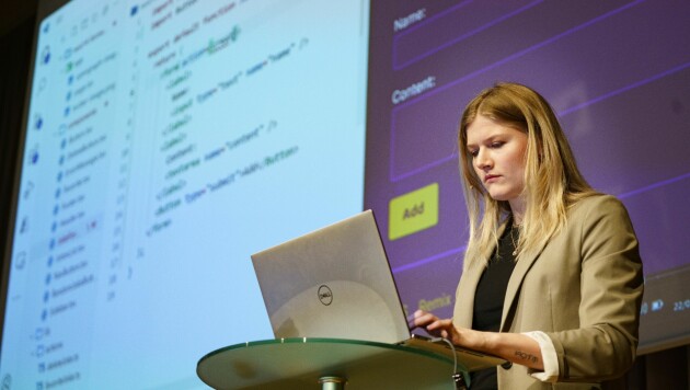 Å holde foredrag krever mye forberedelser og research. 📸: BeJS på React Paris