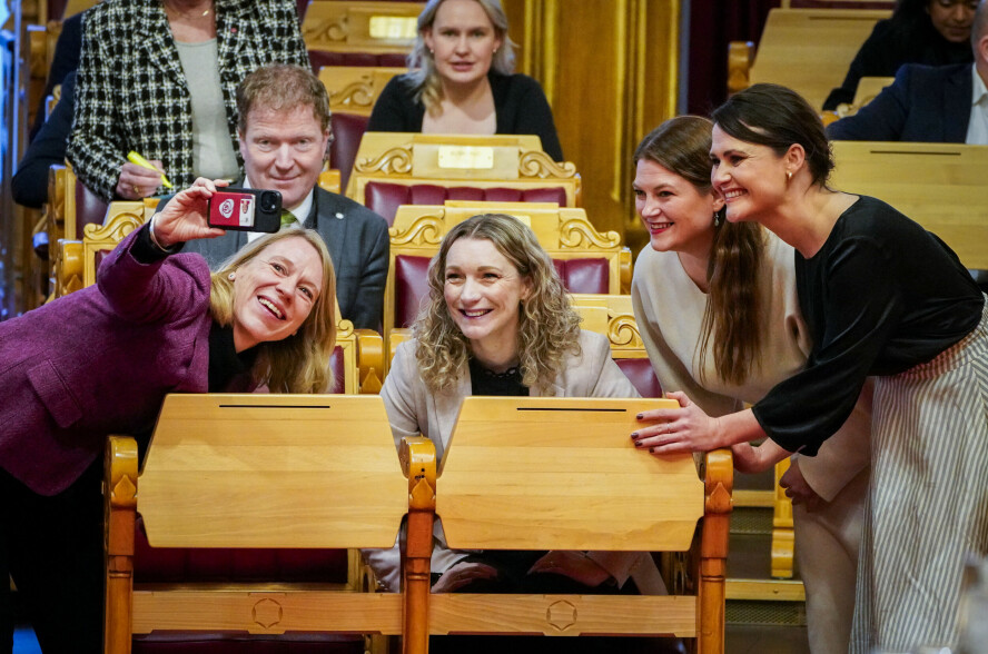 Digitaliserings- og forvaltningsminister Karianne Oldernes Tung, omgitt av kolleger på Stortinget. 📸: Gorm Kallestad / NTB
