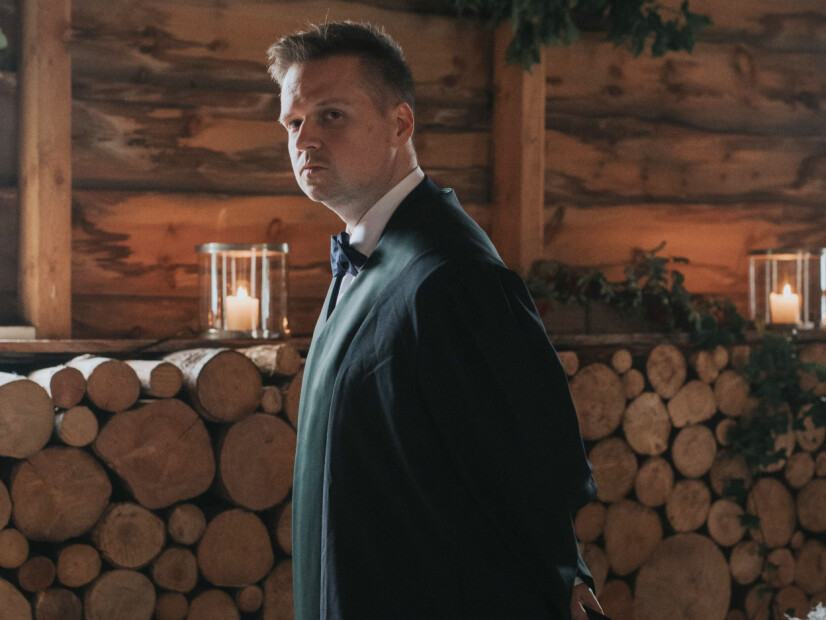 'Eg trur i alle fall ikkje det er vondt meint frå dei med brune sko, uryddig ja, men ikkje vondt meint' skriver Tor Gjøsæter, her fra sin 'side gig' som viksler i humanistiske bryllup. 📸: Privat