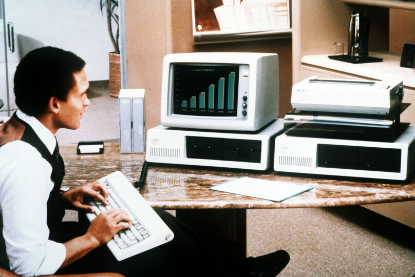 En fornøyd kar bruker en IBM-maskin i 1983. Året etter kom MS-DOS 4.0 ut, og nå, 40 år senere, er koden tilgjengelig på GitHub. 📸: AP / NTB