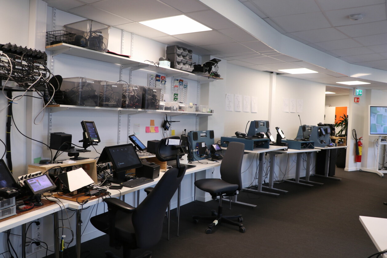 TET har en egen testlab med alle de forskjellige variantene av hardware-riggene som billettsalget integrerer mot. 📸: Kurt Lekanger