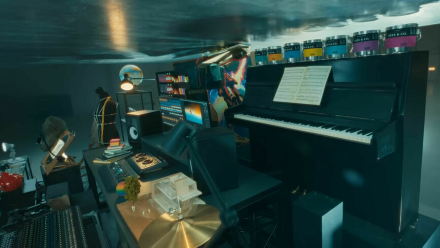 Etter å ha knust alt dette, ender reklamefilmen opp med den nye, tynne iPad-en. 📸: Apple
