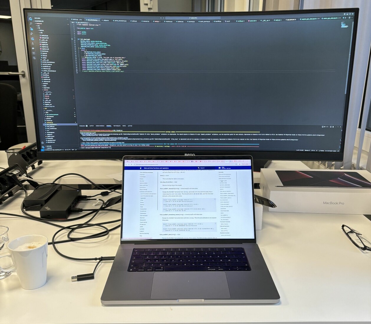 Arbeidspulten hos TET Digital, der Odd jobber med live-prediksjon av passasjertall. 📸: Privat
