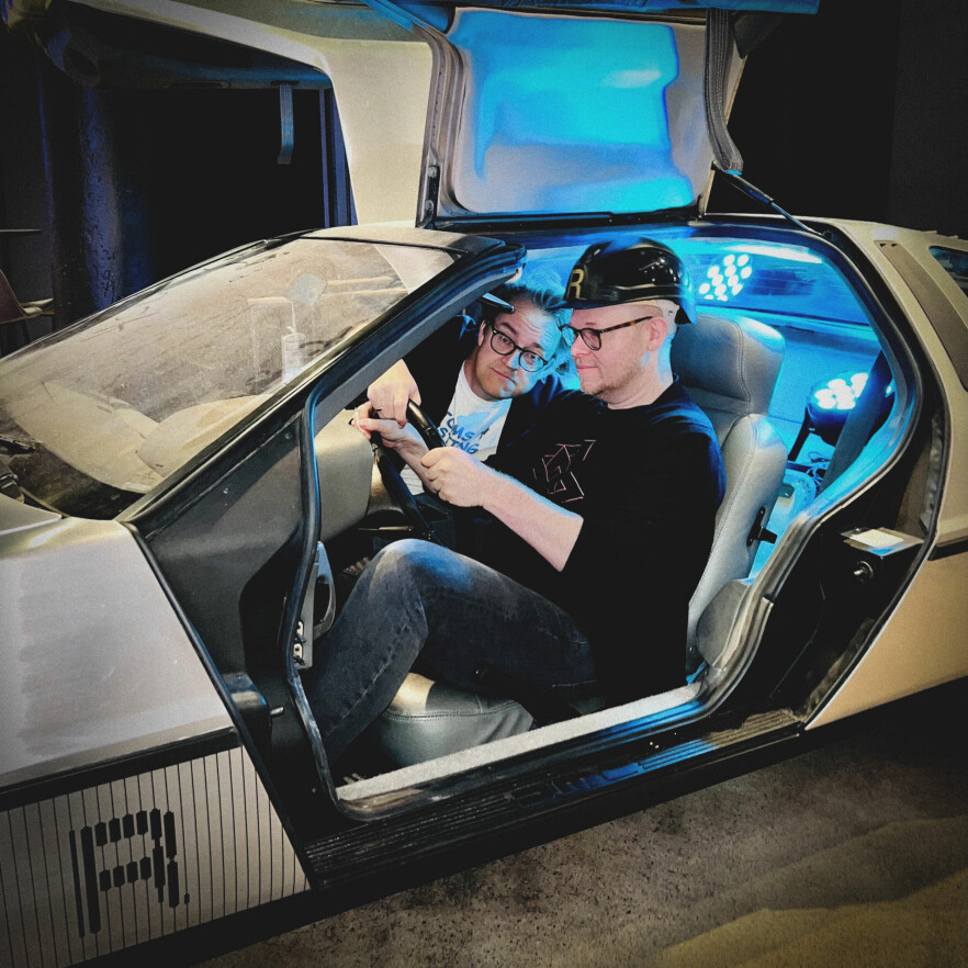 Her sitter Jørgen og jeg i den DeLorean DMC-12-bilen i kjelleren på Rebel, på vei inn i framtida, i det private næringsliv. Men jeg hopper gjerne av for det offentlige, en gang. 📸: Iris Edvarda Hemgren